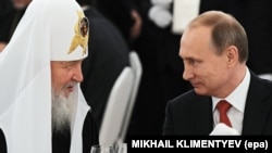 Президент Росії Володимир Путін (праворуч) і Московський патріарх Кирило. Москва, Кремль, 18 липня 2015 року