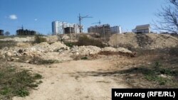 Восточный склон оврага завален мусором с ближайших строек