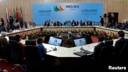 На саммите в Бразилии страны БРИКС подписывают соглашения о создании Банка развития и резервного валютного фонда. Предполагаемый объем каждого - 100 млрд долларов. 