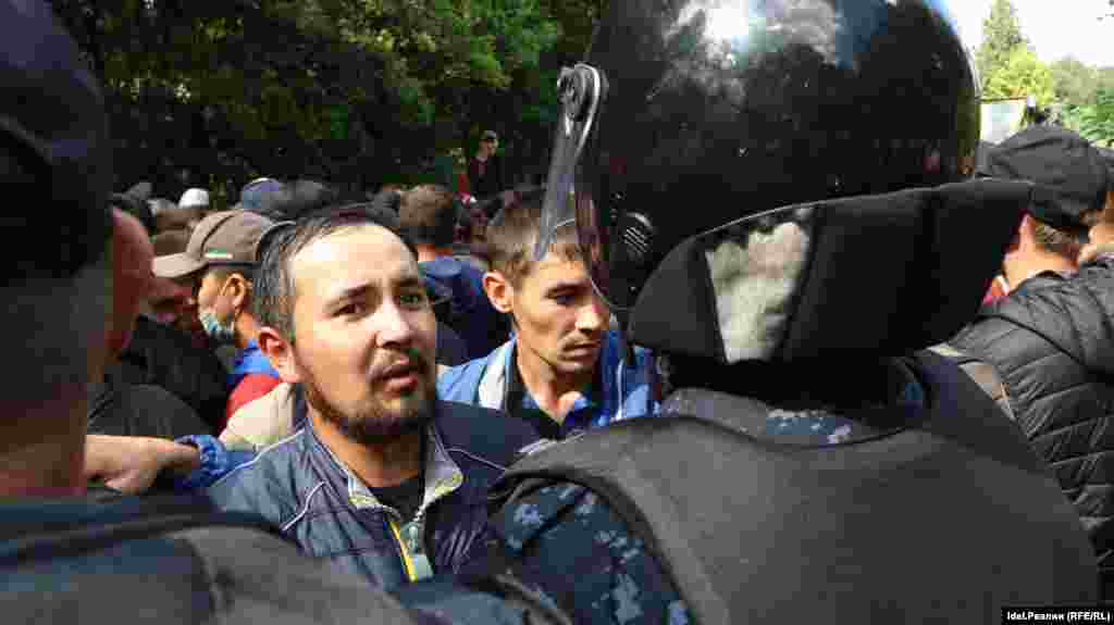 Протестующие перед сотрудниками спецназа полиции. 15 августа.