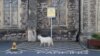 O capră ajunge în fața unei biserici din Wales, în timpul resctricțiilor de circulației impuse de pandemia de coronavirus