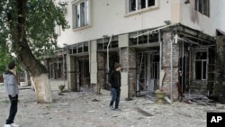 Грозныйдағы жарылыс болған жерде балалар жүр. 31 тамыз. 2011