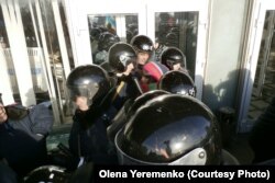 Міліція охороняє вхід до Запорізької ОДА, весна 2014 року