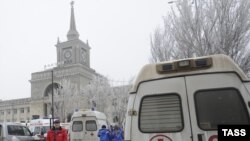 Машини швидкої допомоги поруч з залізничним вокзалом Волгограда, Росія, 29 грудня 2013 року