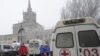Машины скорой помощи у здания железнодорожного вокзала в Волгограде, где произошел взрыв, 29 декабря 2013