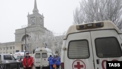 Машины скорой помощи у здания железнодорожного вокзала в Волгограде, где произошел взрыв, 29 декабря 2013