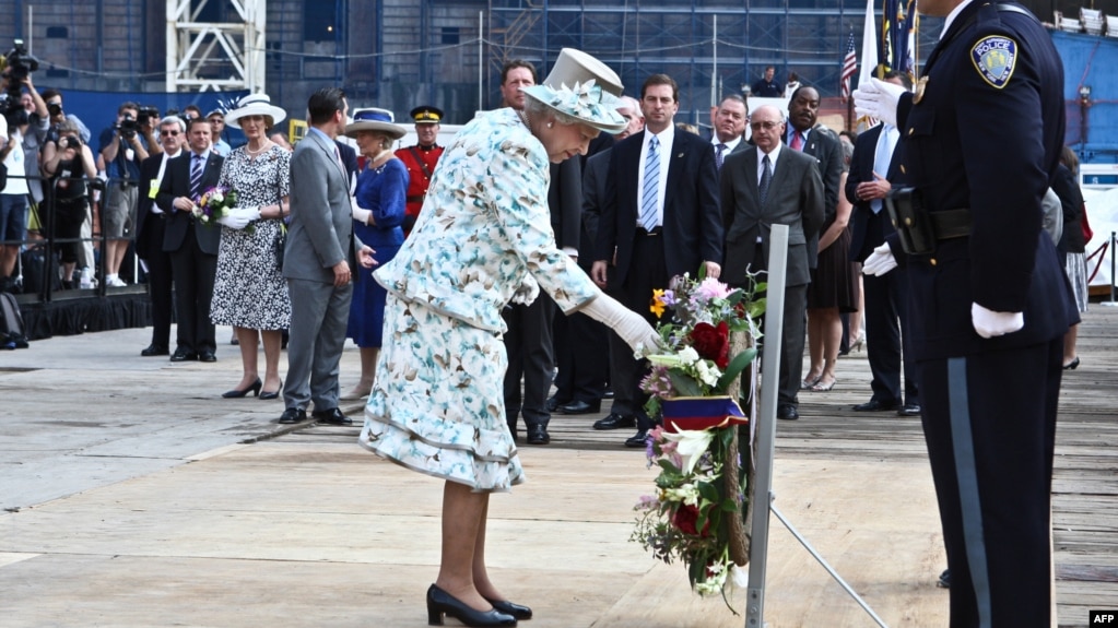  Кралица Елизабет Втора слага венец на Кота нула в Ню Йорк в памет на жертвите от атентатите на 11 септември, 6 юли 2010 година 