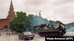 Танк покидает Кремль, 21 августа 1991