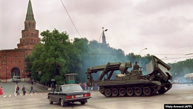Танк покидает Кремль, 21 августа 1991
