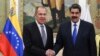 Predsjednik Venecuele Nikolas Maduro rukuje se sa šefom ruske diplomatije Sergejom Lavrovim pred sastanak u Karakasu, 7. februara 2020.