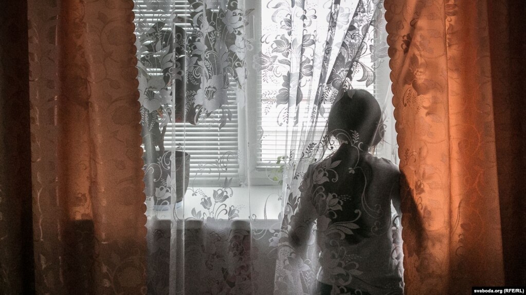 Гулбарг аз саҳнаи театри Полша саргузаштҳои худро мегӯяд