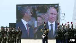 Barak Obama i Vladimir Putin na video zidu tokom ceremonije obeležavanja 70. godišnjice iskrcavanja u Normandiji