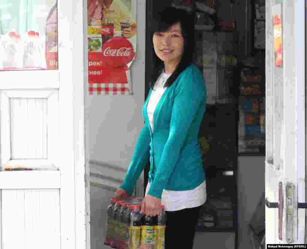 20-летняя студентка Анар Курбан в свободное время работает продавщицей, она хочет стать&nbsp; фельдшером. Алматы, 2 марта 2013 года.