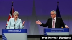 Theresa May și Jean-Claude Juncker la conferința de presă de la Bruxelles 8 decembrie 2017