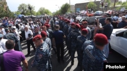 Armenia -- Riot police separate supporters and opponents of former President Robert Kocharian demosntrating outside a court building in Yerevan, May 18, 2019.