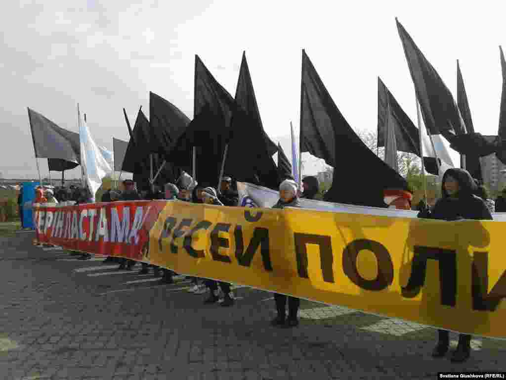 19 қазанда Астанада «Антигептил» қозғалысының белсенділері қарсылық акциясын ұйымдастырды. Белсенділер гептил отынымен ұшатын Ресейдің «Протон-М» зымыран тасығышын Байқоңырдан ұшыруға, қазақ жерінде атом электр станциясын салуға және ядролық қалдықтар әкелуге қарсылықтарын білдірді. 2 шілдеде Байқоңырдан ұша бергенде апатқа ұшыраған ресейлік «Протон-М» зымыран тасығышынан бірнеше жүз тонна улы отын – гептилдің таралуы Қазақстан қоғамында қарсылық акцияларын туғызды.