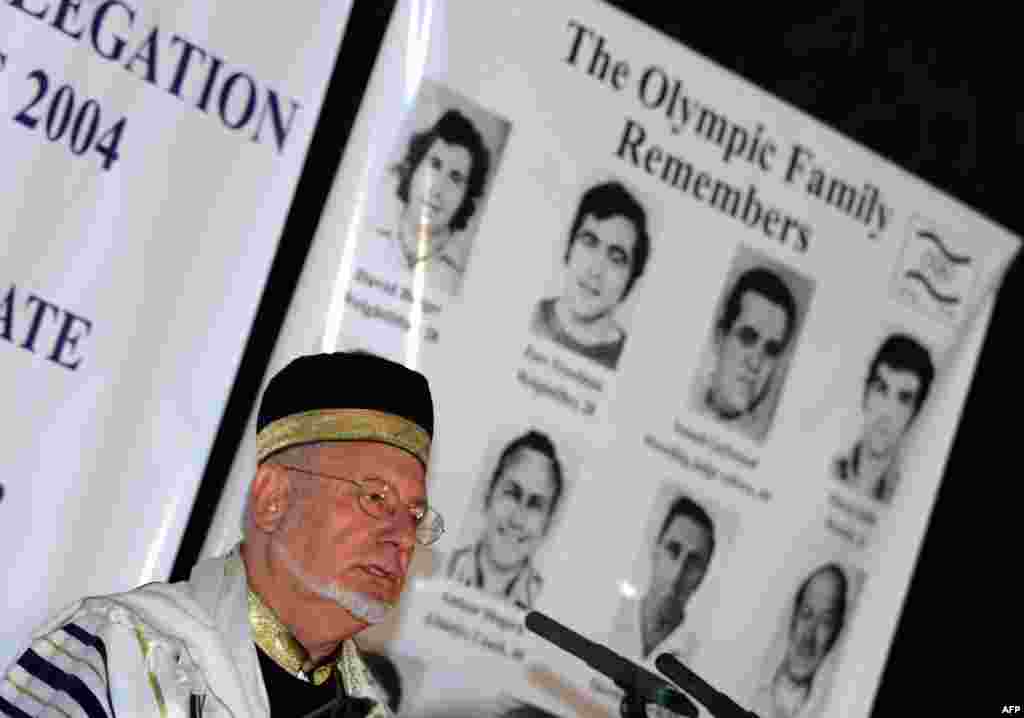 Athens rabbi Jakov Arar speaks at a memorial event in the Greek capital in 2004 for the Israeli victims of the 1972 Munich attack.