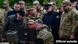 Президент України Петро Порошенко відвідав військову частину у селищі Дівички Київської області. 27 квітня, 2016 року