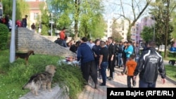 Stanovnici Velike Kladuše donijela hranu i piće migrantima, maj 2018.