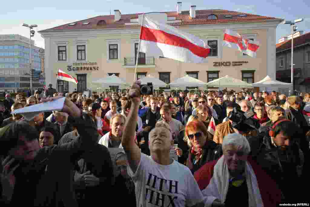 Несколько сотен человек с плакатами, бело-красными флагами оппозиции и знаменами Евросоюза вышли на улицы Минска, скандируя: "Нам нужно мирное небо!" 