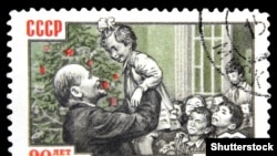 Почтовая советская марка примерно 1960 года с изображением Владимира Ленина с детьми у новогодней елки