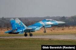 A Ukrainian Su-27 fighter jet lands during the Clear Sky 2018 drills on October 12.
