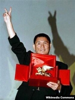 Takeshi Kitano "Qızıl şir" mükafatını alır, 1997.