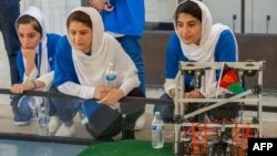 Vajzat afgane me robotin e tyre në garën ndërkombëtare të robotëve të zhvilluar në Uashington