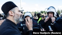 Tenzije u Crnoj Gori posebno rastu od dana rasprave o Zakonu o slobodi vjeroispovjesti u Skupštini Crne Gore, koju su obezbeđivale policijske snage dok su ispred zgrade demonstrirali podržavaoci SPC (26. decembar 2019.) 