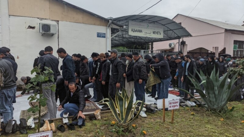 Абхазская неделя: Ураза-байрам на тротуаре, заторы на границе, аншлаг в Русдраме