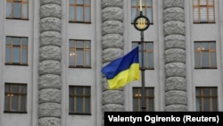 A Ukrainian national flag flies in front of the government building in central Kyiv. (file photo)