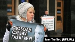 Евгения Чирикова на пикете в защиту Сурена Газаряна в марте этого года