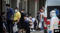 Ljudi čekaju u redu ispred Klinike za infektivne i tropske bolesti u Beogradu (24. jun 2020)
