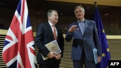Мішель Барньє (справа) і його британський колега Девід Фрост відновили роботу, щоб забезпечити угоду у ключових сферах, щодо яких є неузгодженості між ЄС і Британією