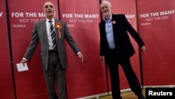 Britanski opozicioni lider laburista Jeremy Corbyn s lokalnim kandidatom laburista Chrisom Williamsonom tokom kampanje u Derbyju, 6. maj, 2017. 