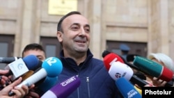 Грайр Товмасян беседует с журналистами, Ереван, 27 декабря 2019 г. 