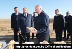 Аляксандар Лукашэнка падчас працоўнай паездкі ў Клецкі раён
