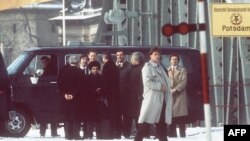 Soviet dissident Natan Sharansky (in hat) is shown on the Glienicke Bridge during a prisoner swap on February 11, 1986.