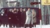 საბჭოთა დისიდენტ ნათან შარანსკის (ქუდით) ცვლიან ჩეხოსლოვაკიის მოქალაქეებზე, კარელ და ჰანა კიოხერებზე. გლინიკის ხიდზე. 1986 წლის 11 თებერვალი.