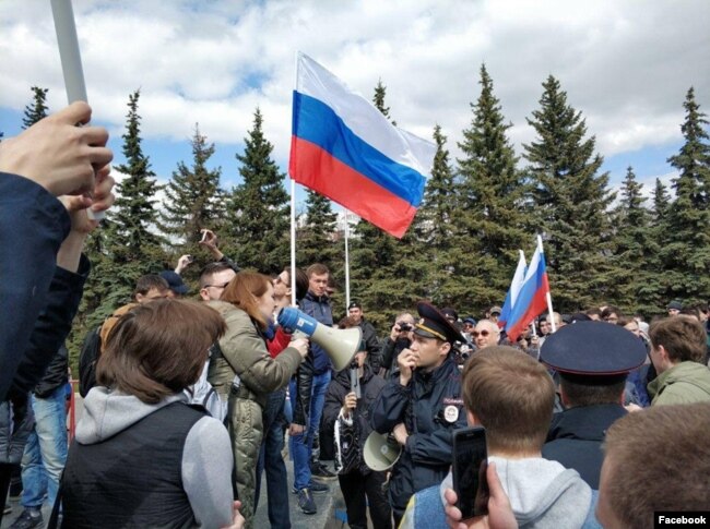 Лилия Чанышева на митинге "Он нам не царь" в Уфе