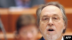 France -- Dick Marty, in charge of a Council of Europe report on human organs traffic in Kosovo, attends a debate at the Council of Europe parliamentary assembly in Strasbourg, 25Jan2011