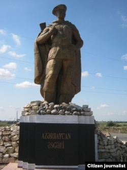 "Azərbaycan əsgərinin" heykəli