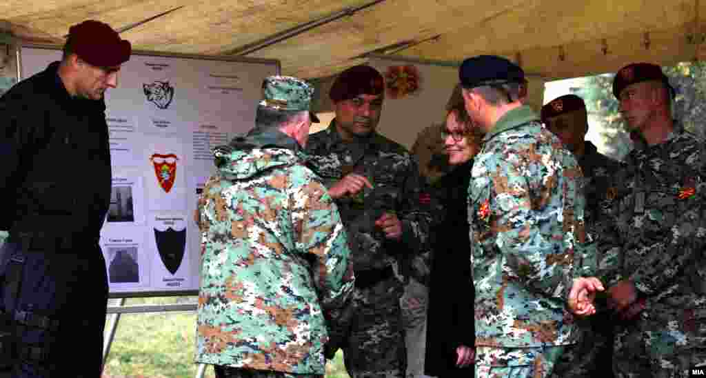 МАКЕДОНИЈА - Министерката за одбрана, Радмила Шеќеринска, со високи офицери на Полкот за специјални операции на АРМ. Министерката го посети Полот во касарната Илинден во Скопје, каде специјалните армиски сили Волци изведоа показна вежба.