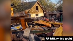 Kuće leže u ruševinama nakon udara dronova na ukrajinsku oblast Sumy u kojima su 22. oktobra poginule najmanje tri osobe.