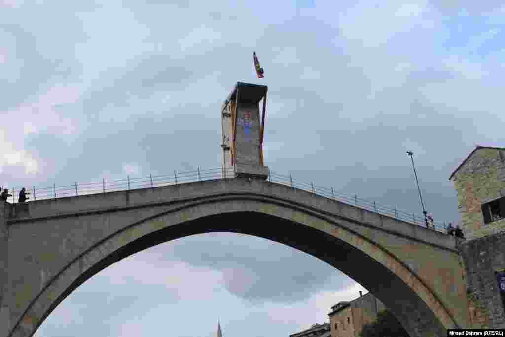 Skakači u Red Bull Cliff Diving skokovima izvode brojne saltoe i okrete tokom leta ka Neretvi.