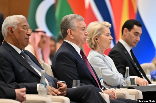 Президент Шавкат Мирзиёев и председатель Европейской комиссии Урсула фон дер Ляйен (вторая справа). Саммит Европейский союз — Центральная Азия. Самарканд, 3 апреля 2025 года