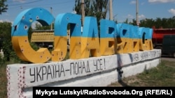 Кореспондент Радіо Свобода повідомляє, що обстріл пошкодив кілька приватних будинків