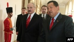 Прэзыдэнт Вэнэсуэлы Уга Чавэс вітае А. Лукашэнку ў прэзыдэнцкім палацы ў Каракасе.