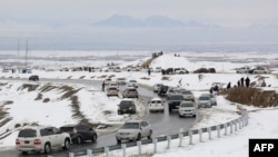 په چمن کې یوشمېر ګاډي تر واورې وروسته پر سړک تګ راتګ کوي - د جنورۍ ۲۲مې انځور.