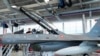 Președintele ucrainean, Volodimir Zelenski (s) și prim-ministra daneză, Mette Frederiksen (d), într-un avion F-16 danez de la baza aeriană Skrydstrup din Vojens. Danemarca și Olanda sunt printre țările care au promis asemenea donații. 